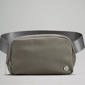 LULULEMON BELT BAG NWT - Grey sage